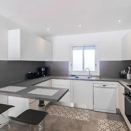 Gorgeous In With Kitchen Holiday home